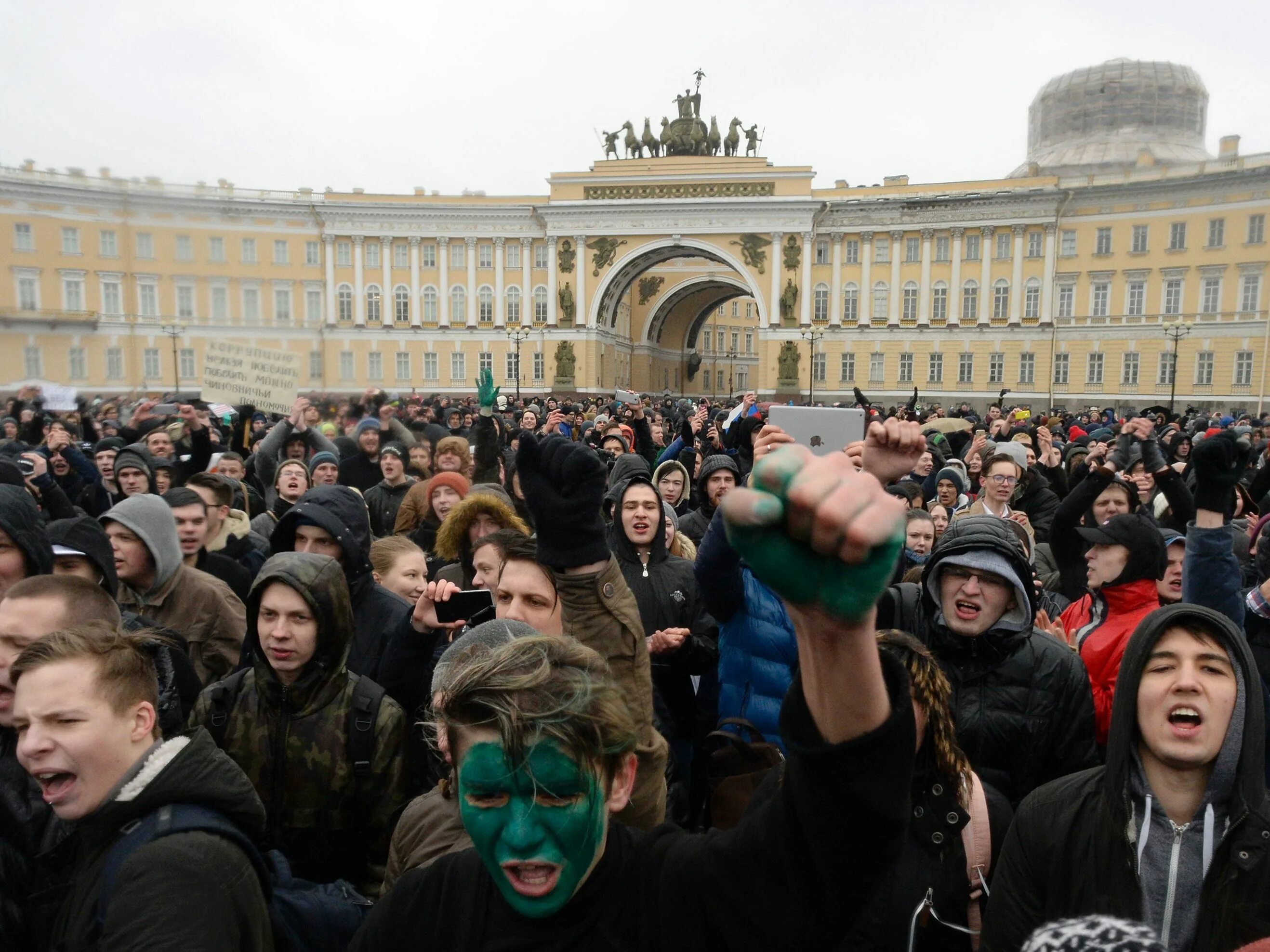 Толпа митинг. Массовые протесты в России. Молодежь на митинге. Протесты молодежи.