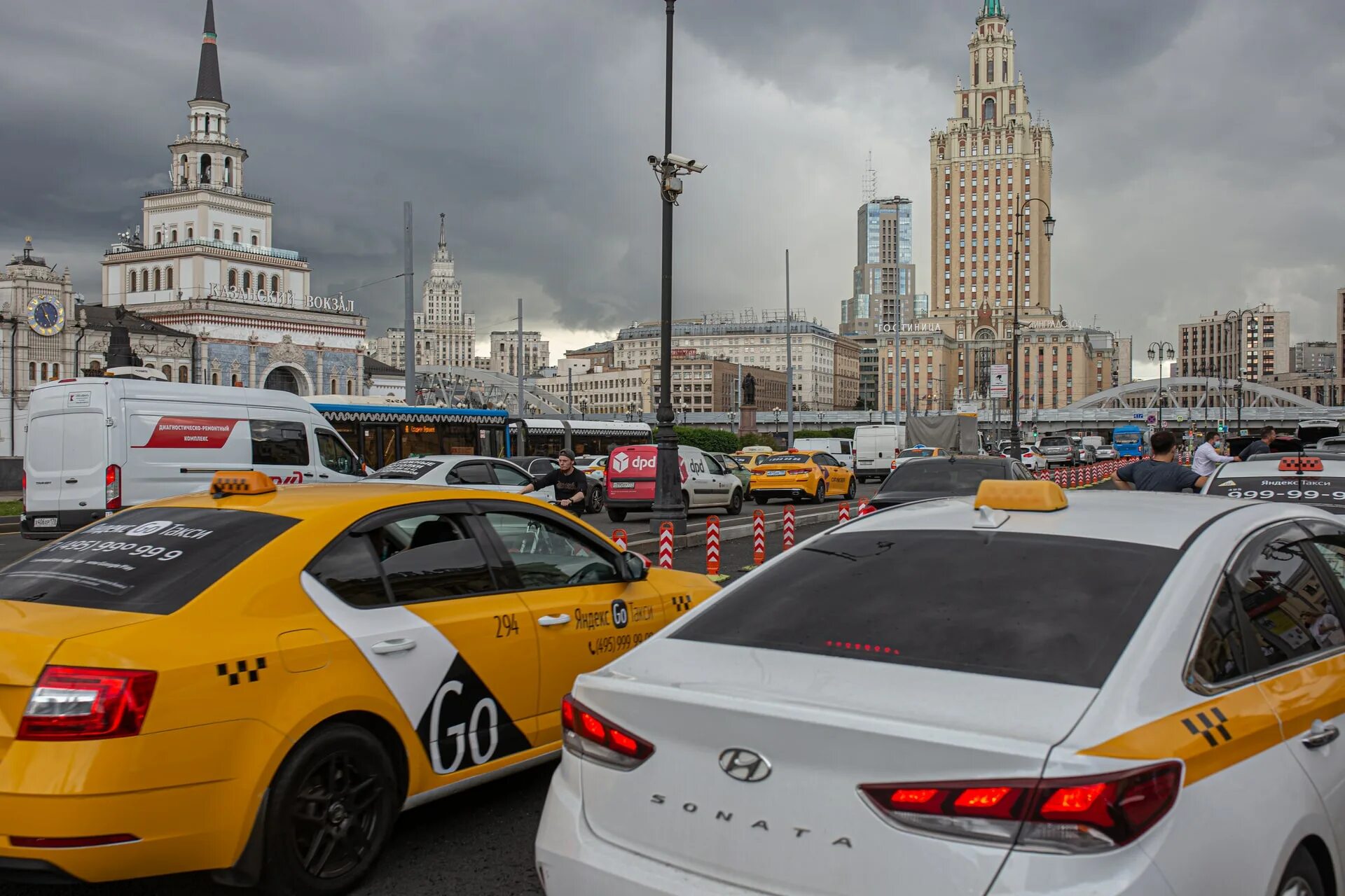 Такси иностранцы. Такси Москва 2022. Машина "такси". Московское такси.