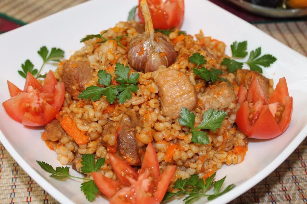 Перловка с курицей. Плов с перловкой и курицей. Плов из перловки с говядиной. Перловка с мясом. Плов из перловки с мясом.