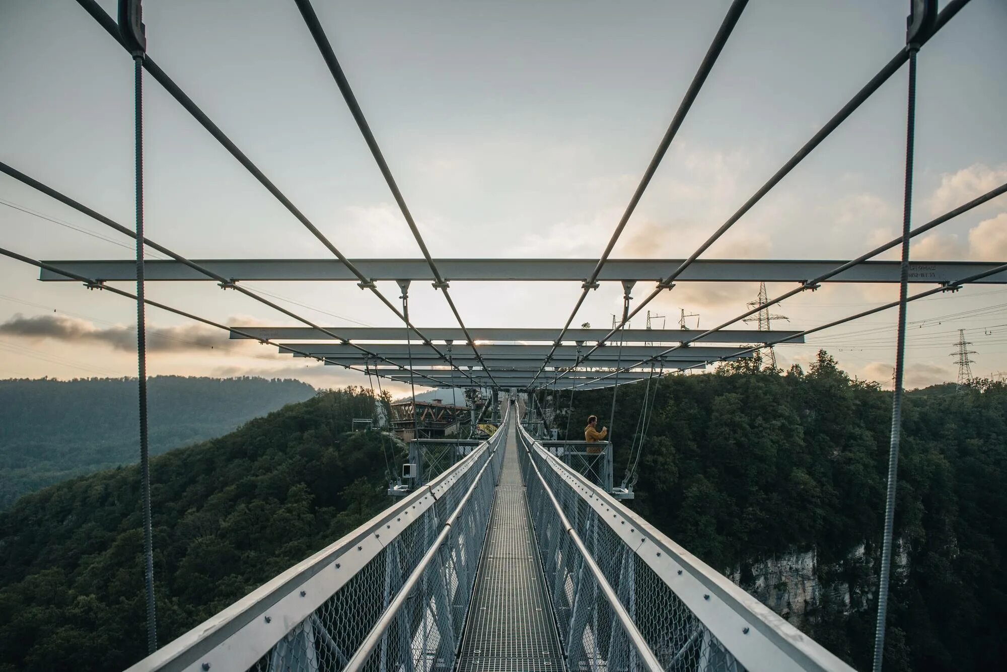 Отель skybridge. Мост Скайбридж в Сочи. Скай парк Сочи Скайбридж. Скай бридж мост в Сочи. Скайбридж Сочи мост Skypark.