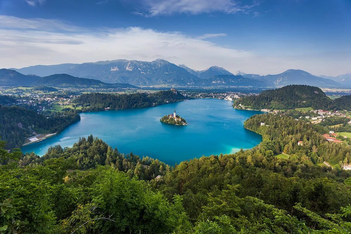 Какая страна известна озерами. Бледское озеро Словения. Озеро Блед Хорватия. Озеро Блед Словения фото. Словения Любляна горы.
