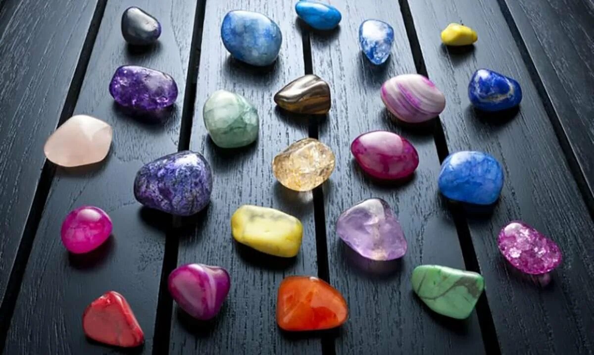 Сильный магический камень. Разноцветные камни. Камни разноцветные природные. Камни Кристаллы. Волшебный камень.