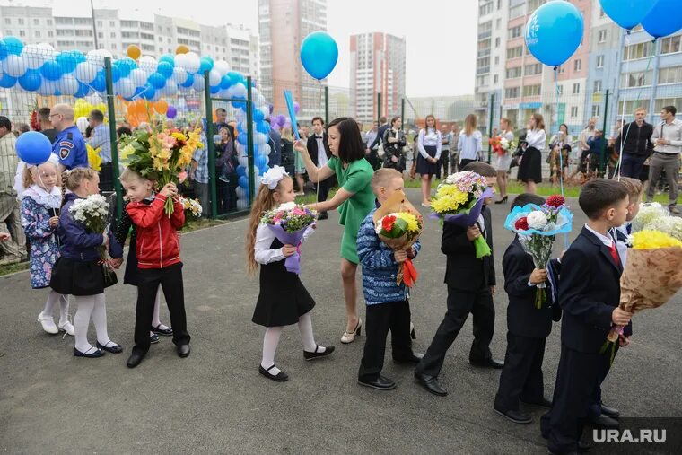Зевающие дети 1 сентября. Школа 79 екатеринбург академический. 1 класс екатеринбург. Гимназия 200 екатеринбург. 1 класс екатеринбург.
