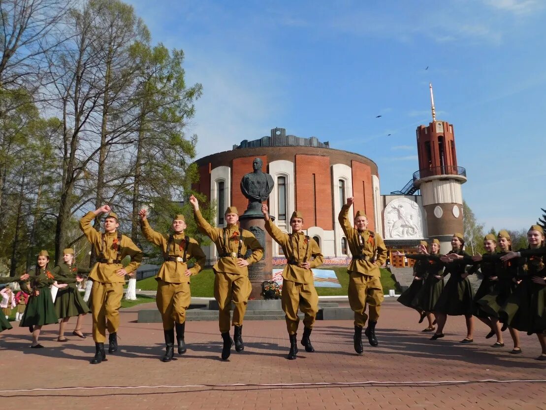 Сайт г жуков. Город Жуков Калужской области. 9 Мая в город Жуков Калужской области. Город Жуков достопримечательности. 9 Мая в г Жуков Калужской области.