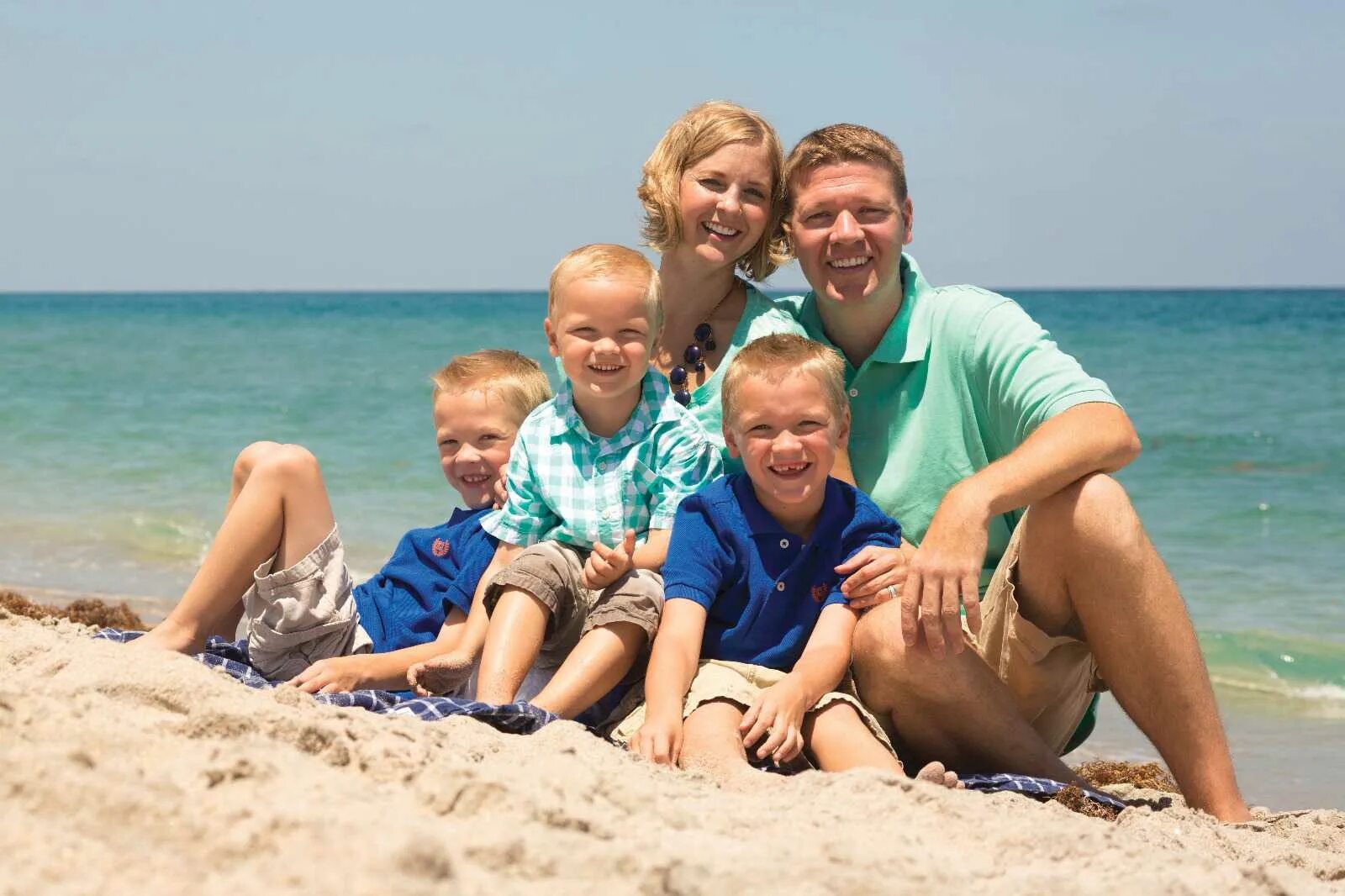 Фотография семейный отдых. Многодетная семья на отдыхе. Семья с тремя детьми на море. Американская семья на отдыхе. Счастливая многодетная семья на море.