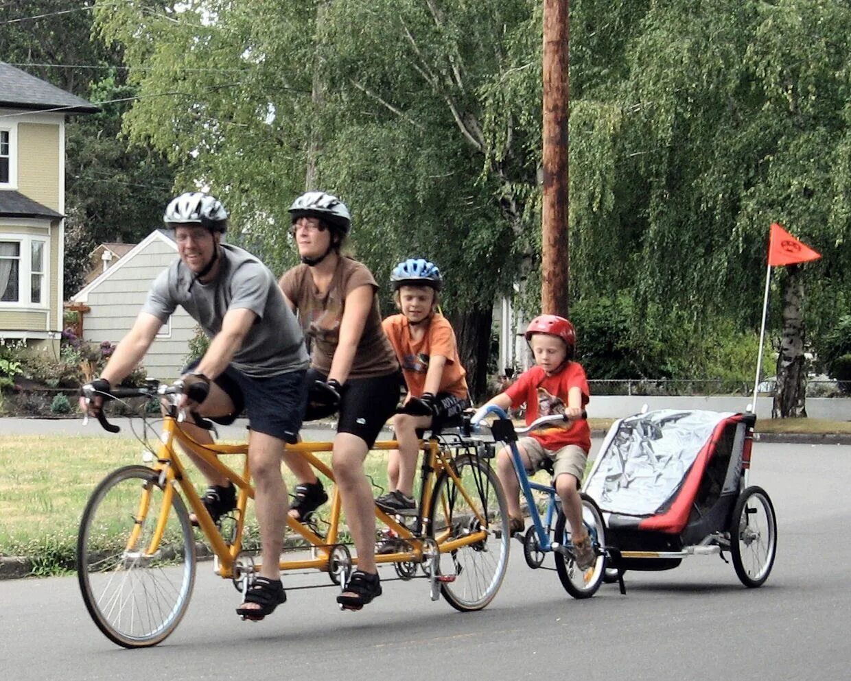 Семейный велосипед. Прикольные велосипеды. Смешные велосипеды. Семья на велосипедах. Можно ли кататься на велике
