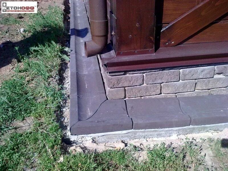 250. Водоотводный лоток 500 160 50. Брусчатка отмостка ливневка. Водосток бетонный м-вст. Водосток бетонный тротуарный 500х160х50.