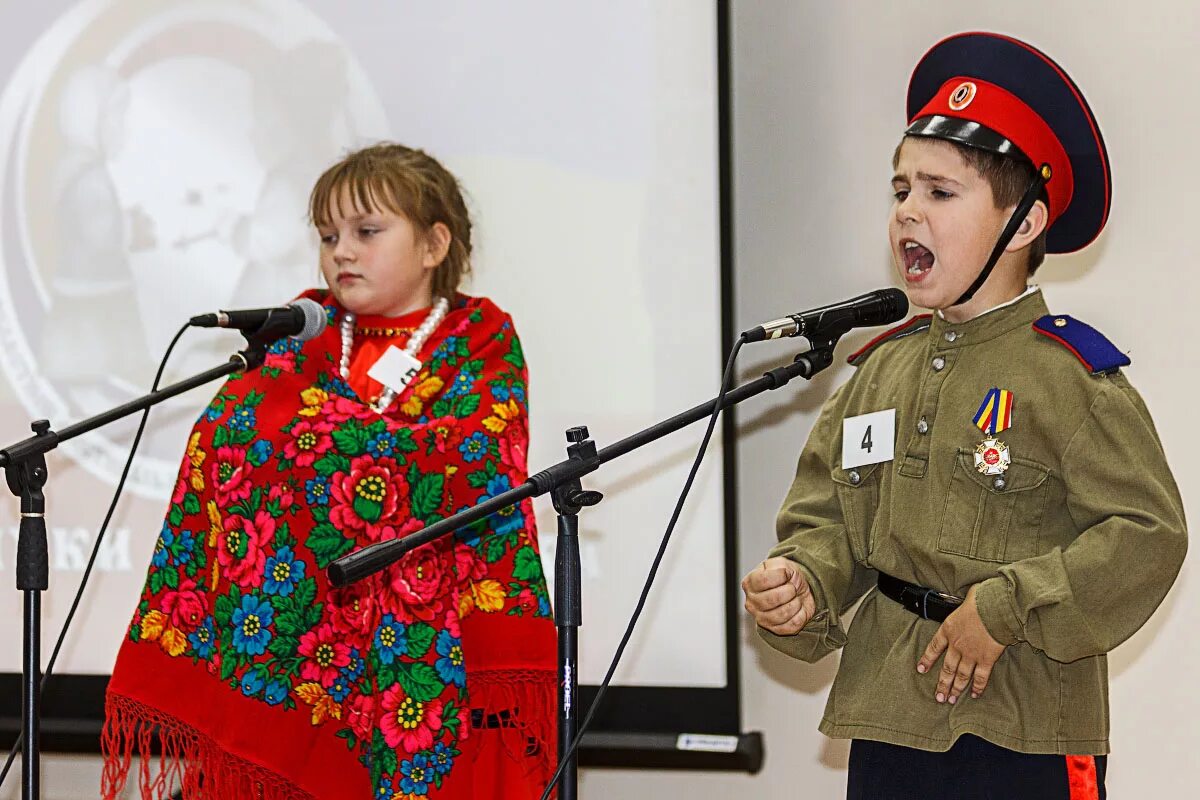 Казачка поет песни