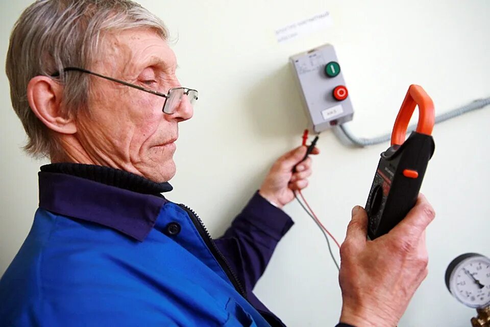 Рабочий стоит. Электромонтажник электрических сетей и электрооборудования. Электромонтажник. Ищу электрика. Монтаж электрооборудования.