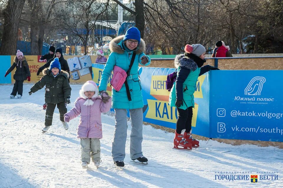 Работающие катки волгоград. Каток Волгоград Красноармейский район. Каток у стадиона Волгоград. Детский городской парк Волгоград каток. Каток Прайд Волгоград.