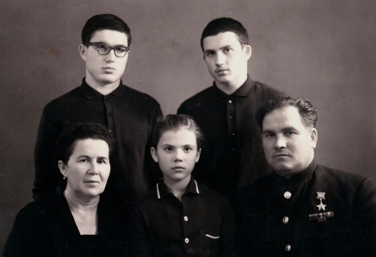 Михаил девятаев летчик. Лётчик михаил петрович девятаев. Девятаев михаил петрович в молодости. Девятаев михаил петрович герой советского союза. Девятаев михаил петрович семья.