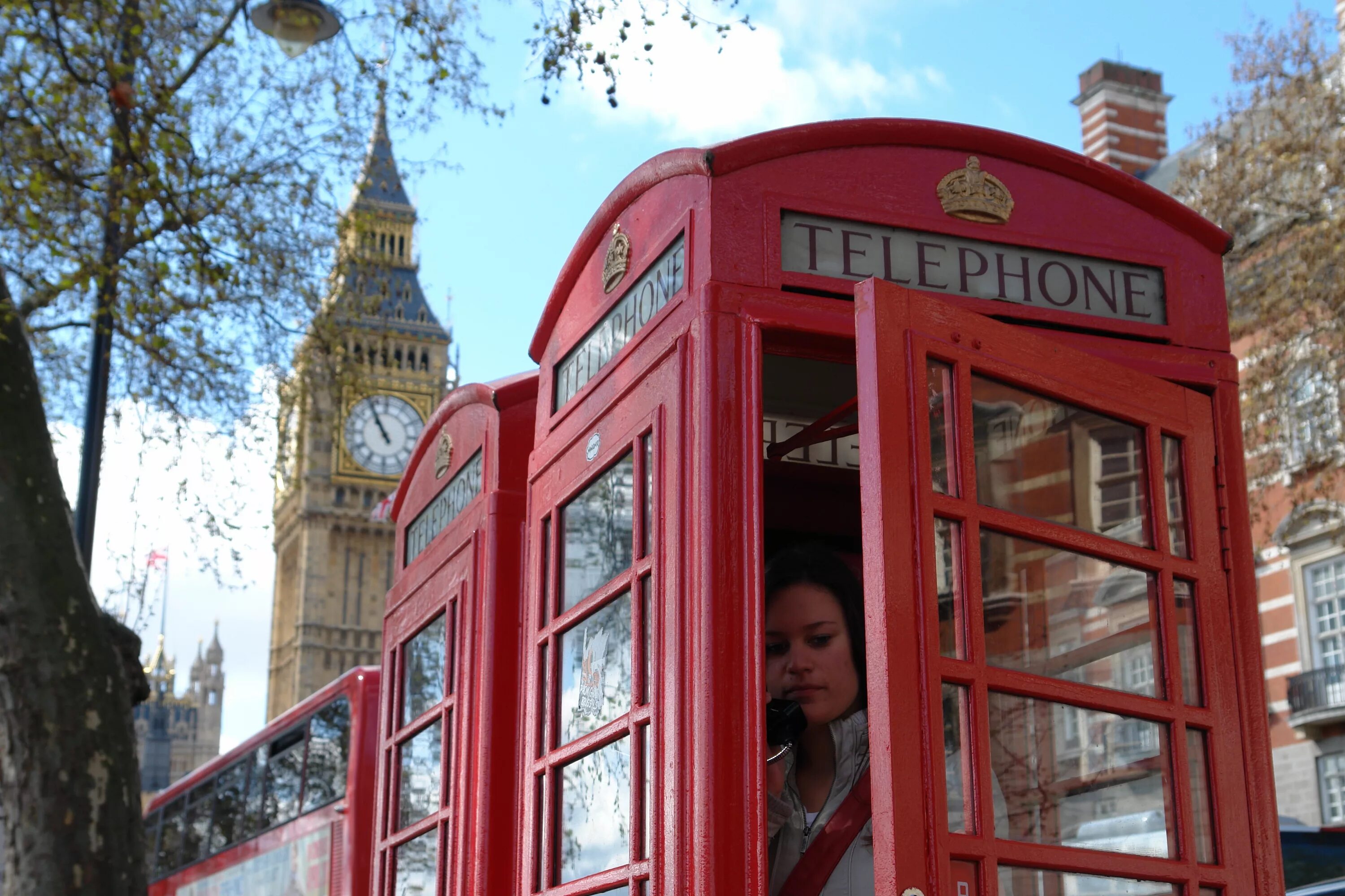 Британия телефон. Красная телефонная будка в Лондоне. Красные Телефонные будки в Великобритании. Телефонная будка в Великобритании. Лондон Биг Бен и телефонная будка.