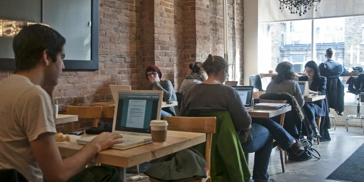 Человек с ноутбуком в кафе. Человек в кофейне с ноутбуком. Люди в кофейне. Интернет кафе.