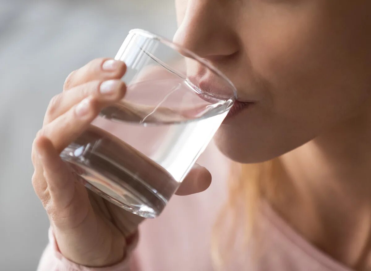 I like this drink. Стакан воды. Питье воды. Стакан воды утром. Пьет из стакана.