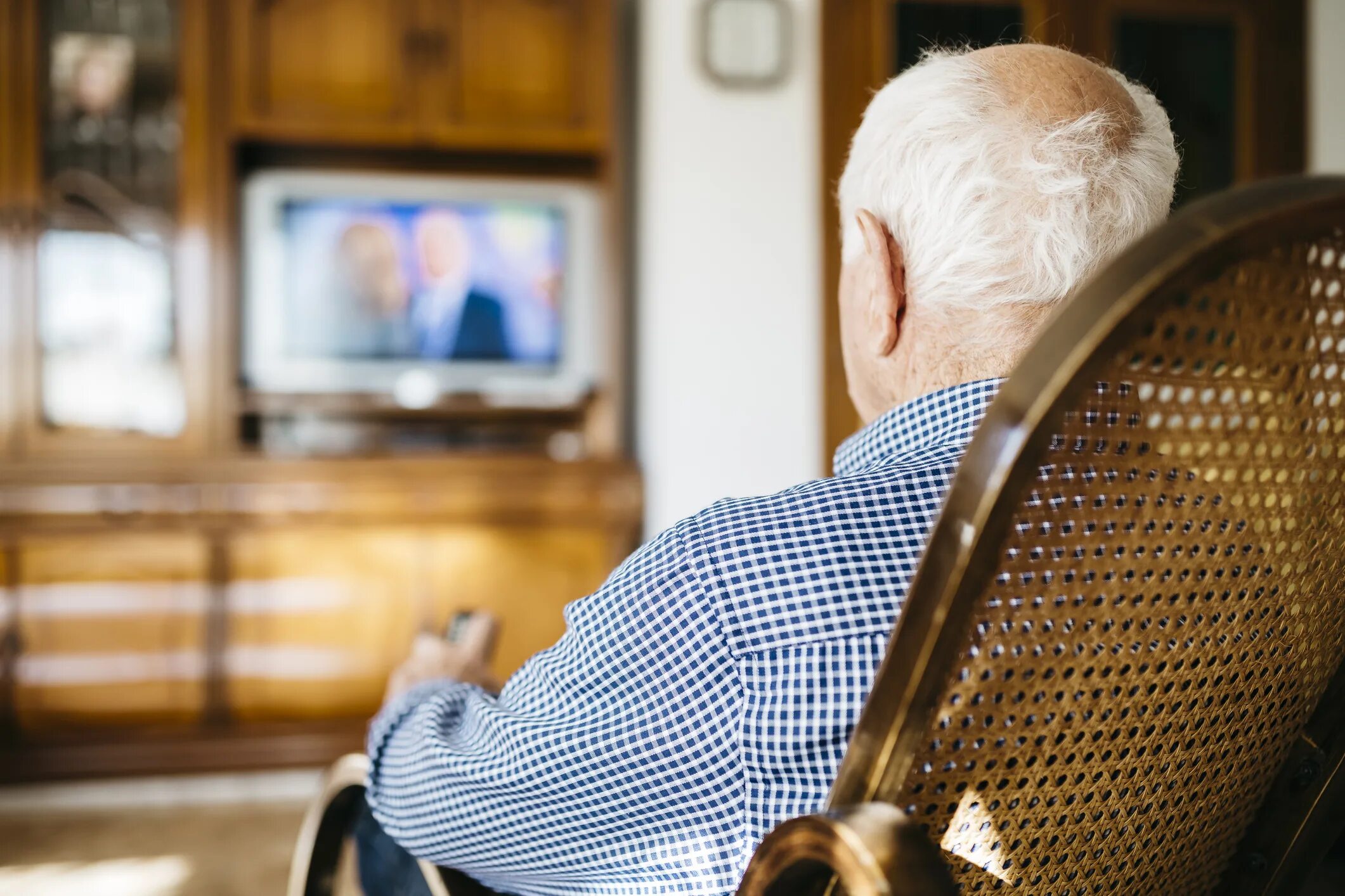 Муж смотрит новости. Старички у телевизора. Дед у телевизора. Телевизор дедушка. Пожилые люди.