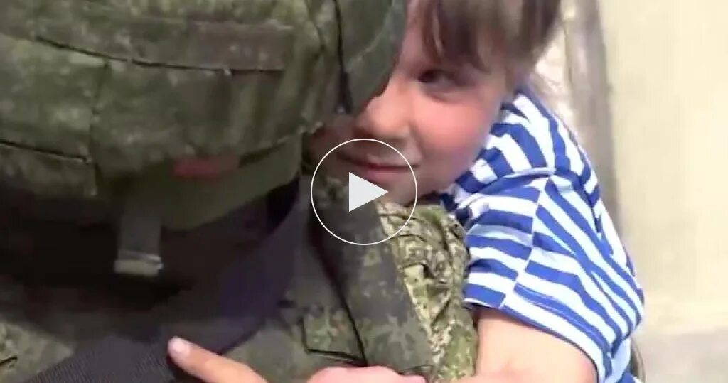 Защитники детства марова. Российский военный с ребенком. Защитник детей. Военный ДНР И ребёнок.