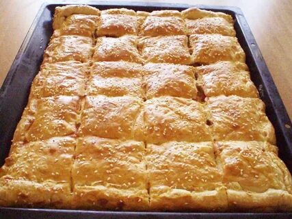 Пирог из слоеного теста с курицей
