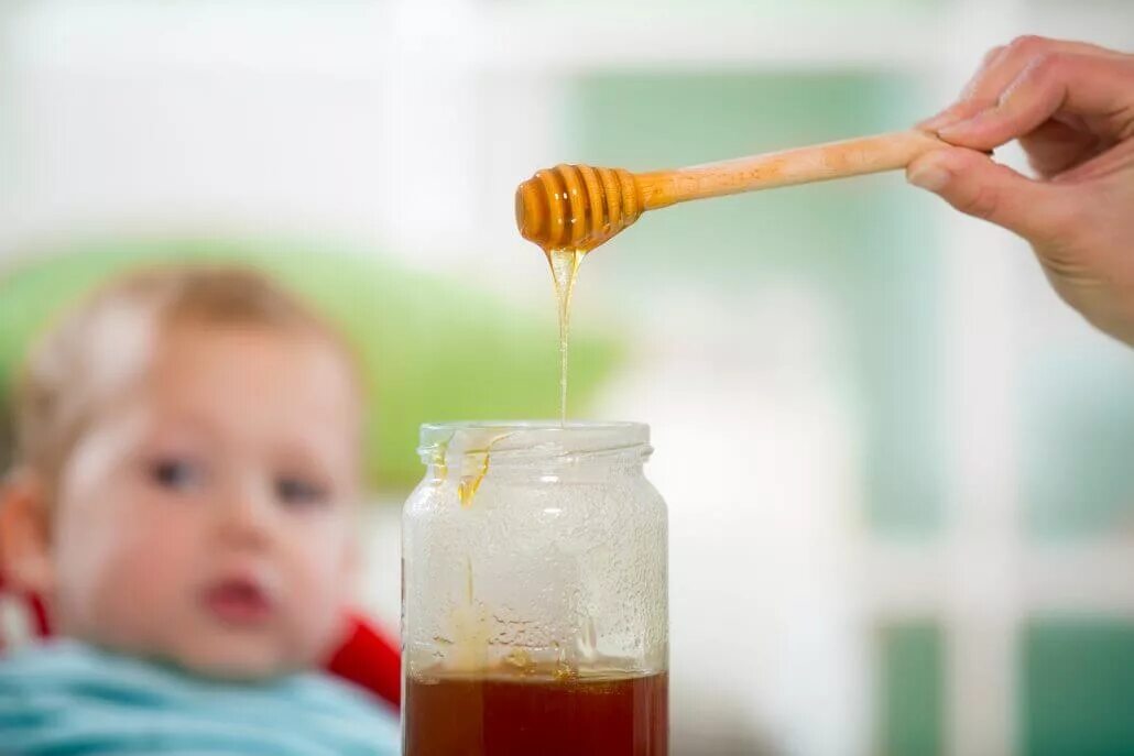 Мед для детей. Мед грудной ребенок. Малыш с медом. Ребенок ест мед. Кормящим можно мед