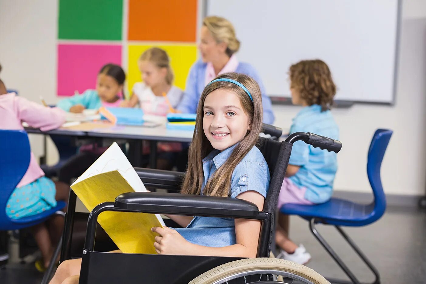 Инклюзивные школы в россии. Учитель в коррекционной школе. Девочка инвалид в школе. Тьютор в школе. Учитель инклюзивного класса.
