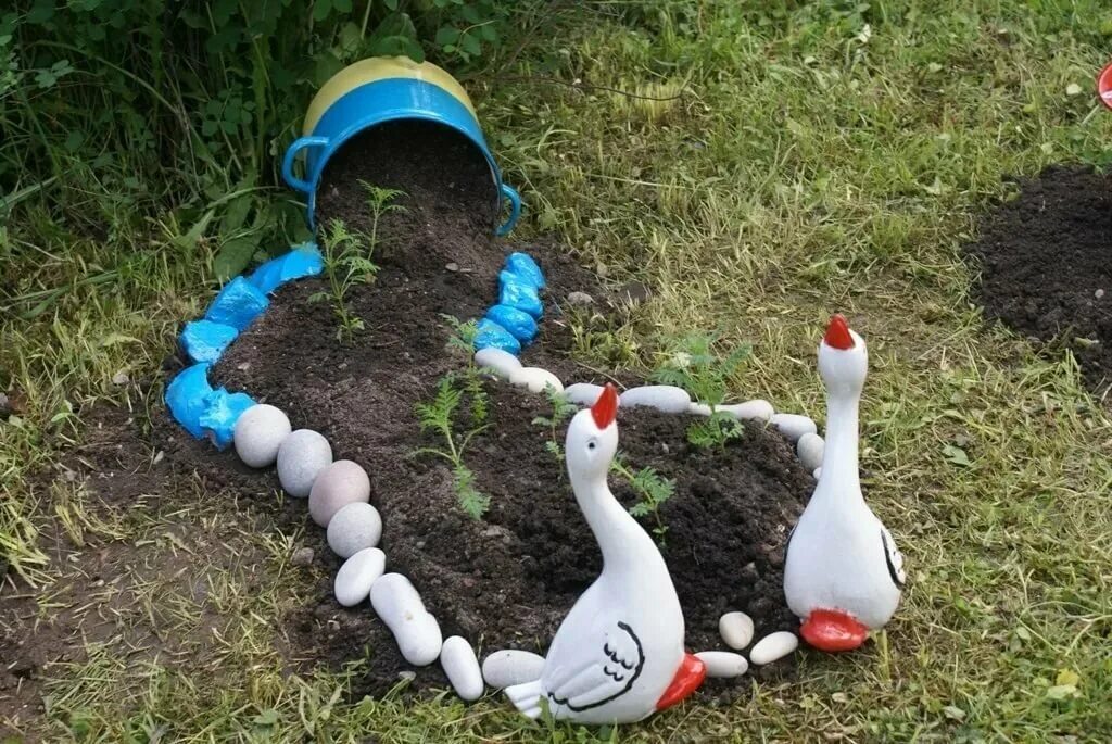 Красивые поделки для сада. Поделки в саду простые. Украшаем огород. Дачные украшения для сада. Украшение дачного участка пластиковыми бутылками.