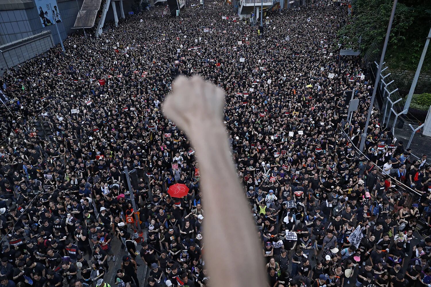 Толпа митингующих. Толпа людей митинг. Толпа протестующих. Миллионы людей.