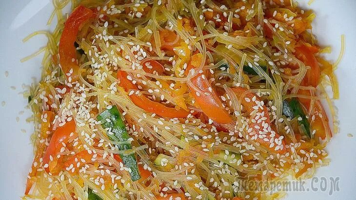 Фунчоза с кунжутом. Постный салат с фунчозой. Постные блюда с фунчозой.