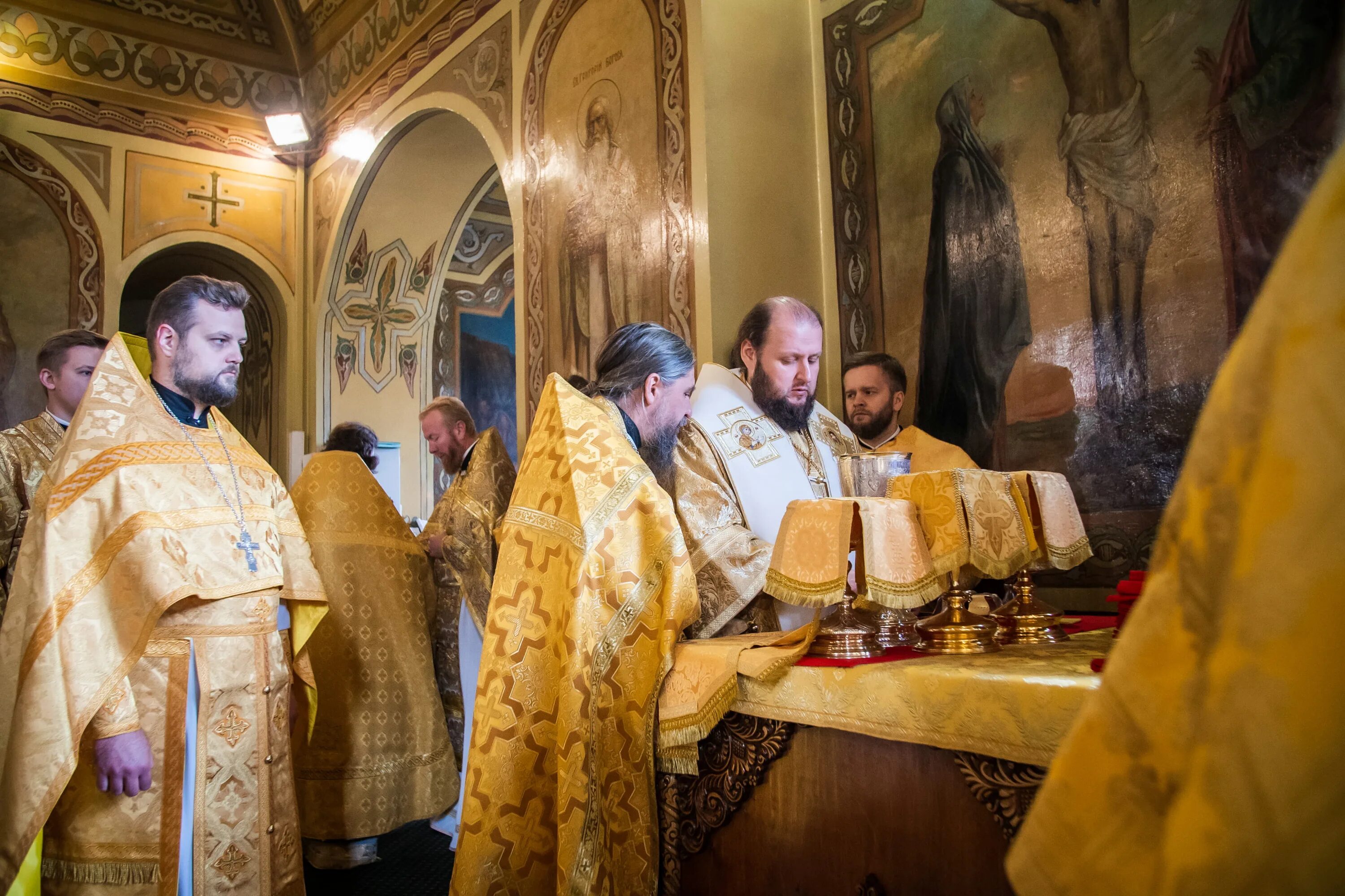 Балахна батюшка в троицкой церкви. Хор троицкого собора подольска. Отец александр ганаба. Дежурный священник троицкого собора. Дежурный священник в троицком соборе подольска.