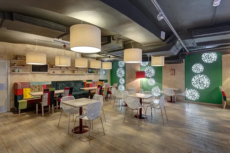 Гусь фаршированный яблоками. Гусь фаршированный. Гусь в яблоках ресторан нижний новгород. Жареный гусь с яблоками. Рождественский гусь в духовке с яблоками.