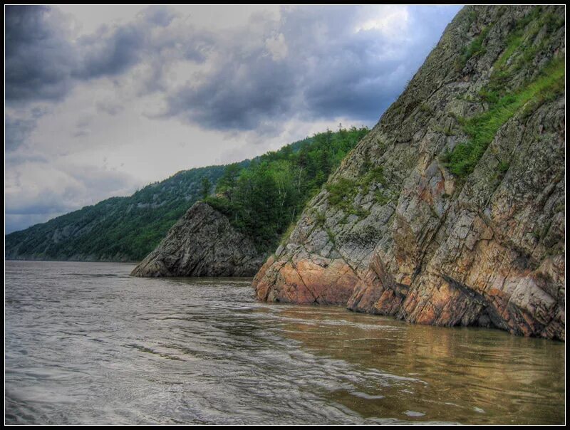у высоких берегов амура часовые родины стоят. на границе тучи ходят хмуро край суровый тишиной объят. берег реки амур. защитная дамба хабаровск. у амура часовые у берега стояли.