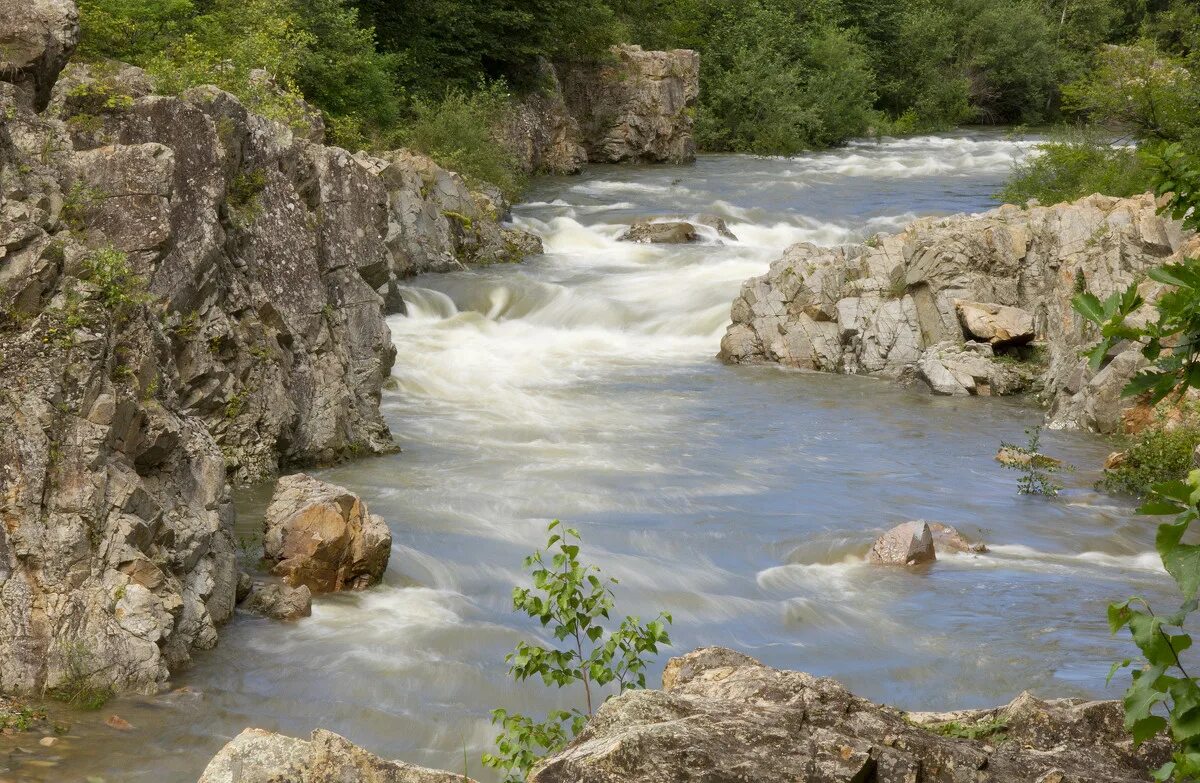 Бекрумс рек. Река Милоградовка водопад чёртов мост. Милоградовка Приморский край. Кассибиле (река). Река течет.