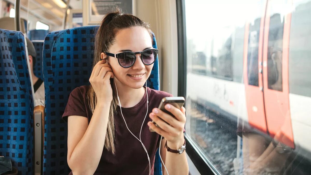 Москва телефон кадры. Человек в наушниках в автобусе. Девушка с телефоном в электричке. Девушки в транспорте. Человек с телефоном в автобусе.
