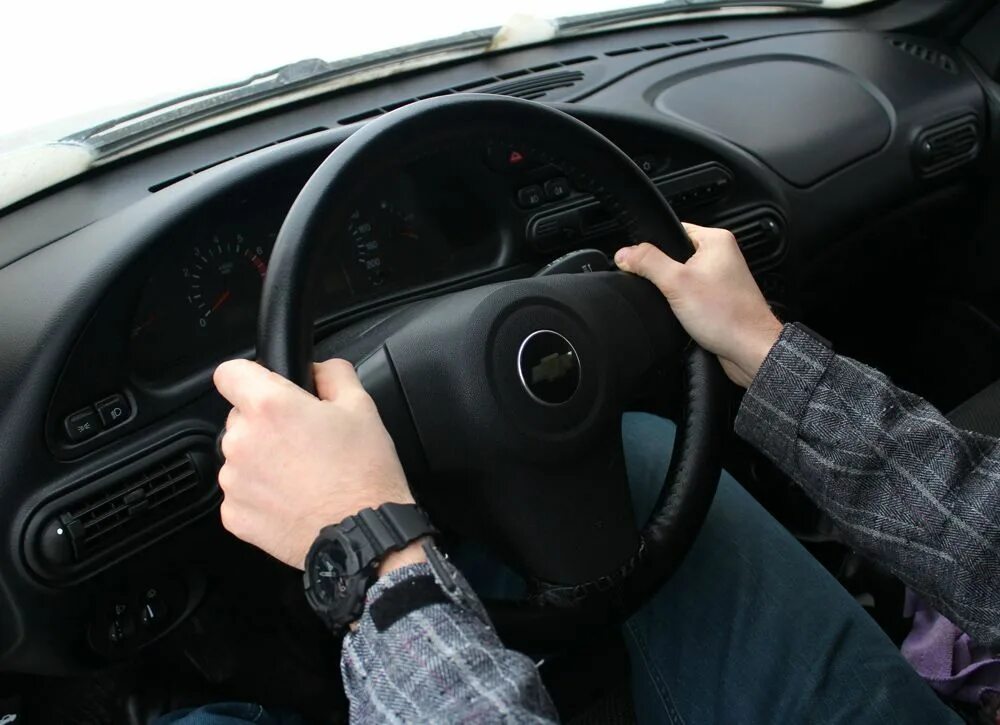 Как правильно держать руль при вождении. Хват руля. Расположение рук на рулевом колесе. Руки на руле. Как правильно держать руль.