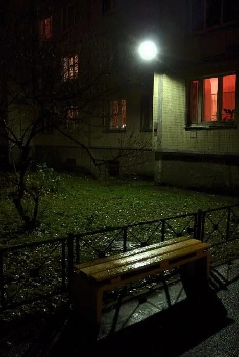 Каждый вечер у артистического подъезда. Ночной двор. подъезд с улицы вечером. двор ночью. двор вечером.