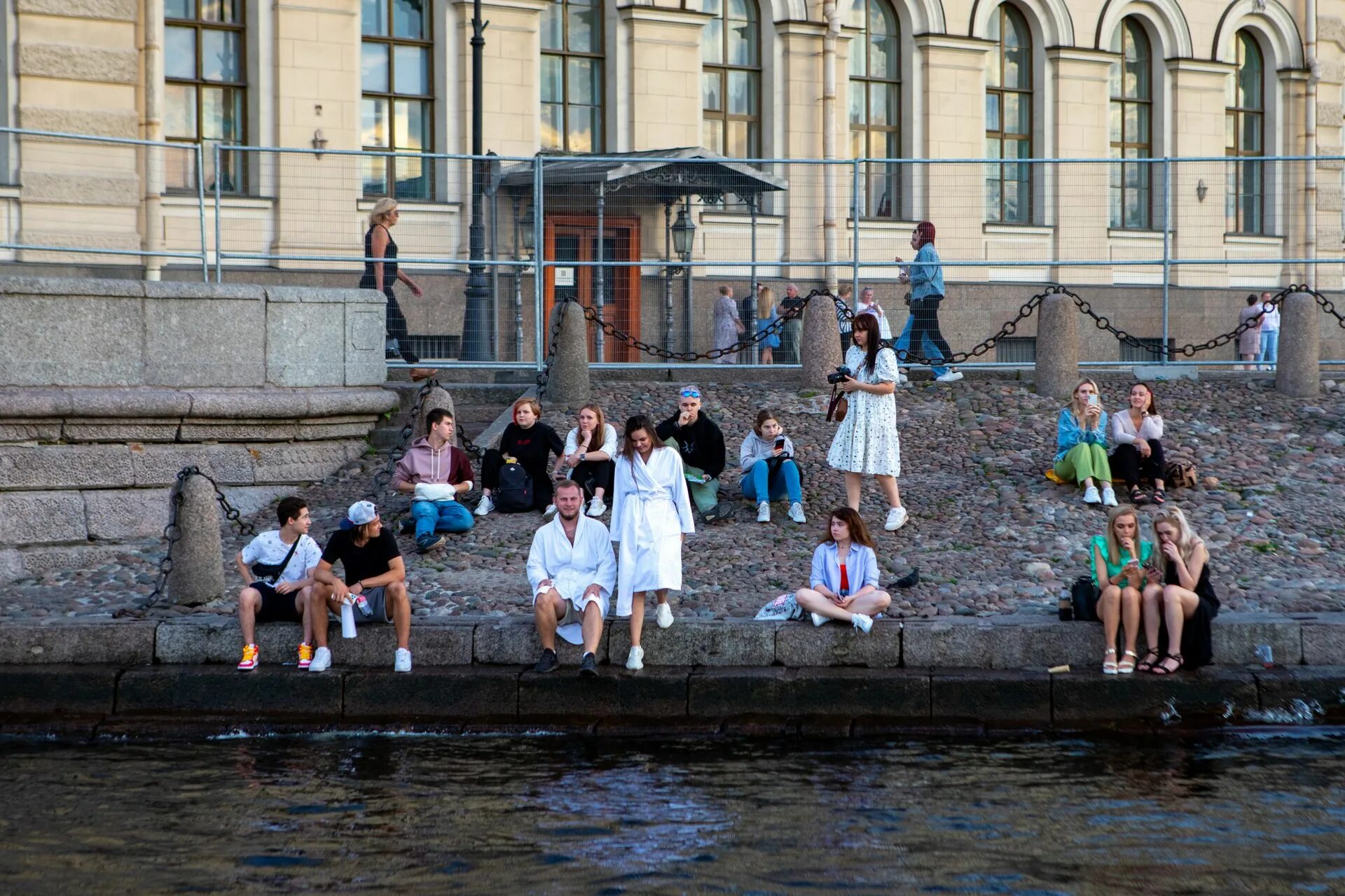 Обычная погода в питере. Жаркое лето в Петербурге. Петербург лето жара. Летняя жара в Петербурге. Горячее лето в центре Петербурга.