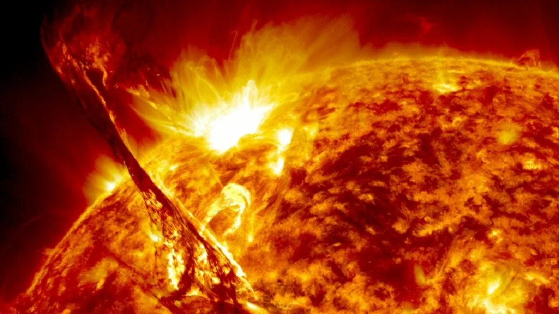 Солнце фото. Солнечная плазма. Корональные выбросы на солнце. Солнечные вспышки протуберанцы. Мощная вспышка на солнце.