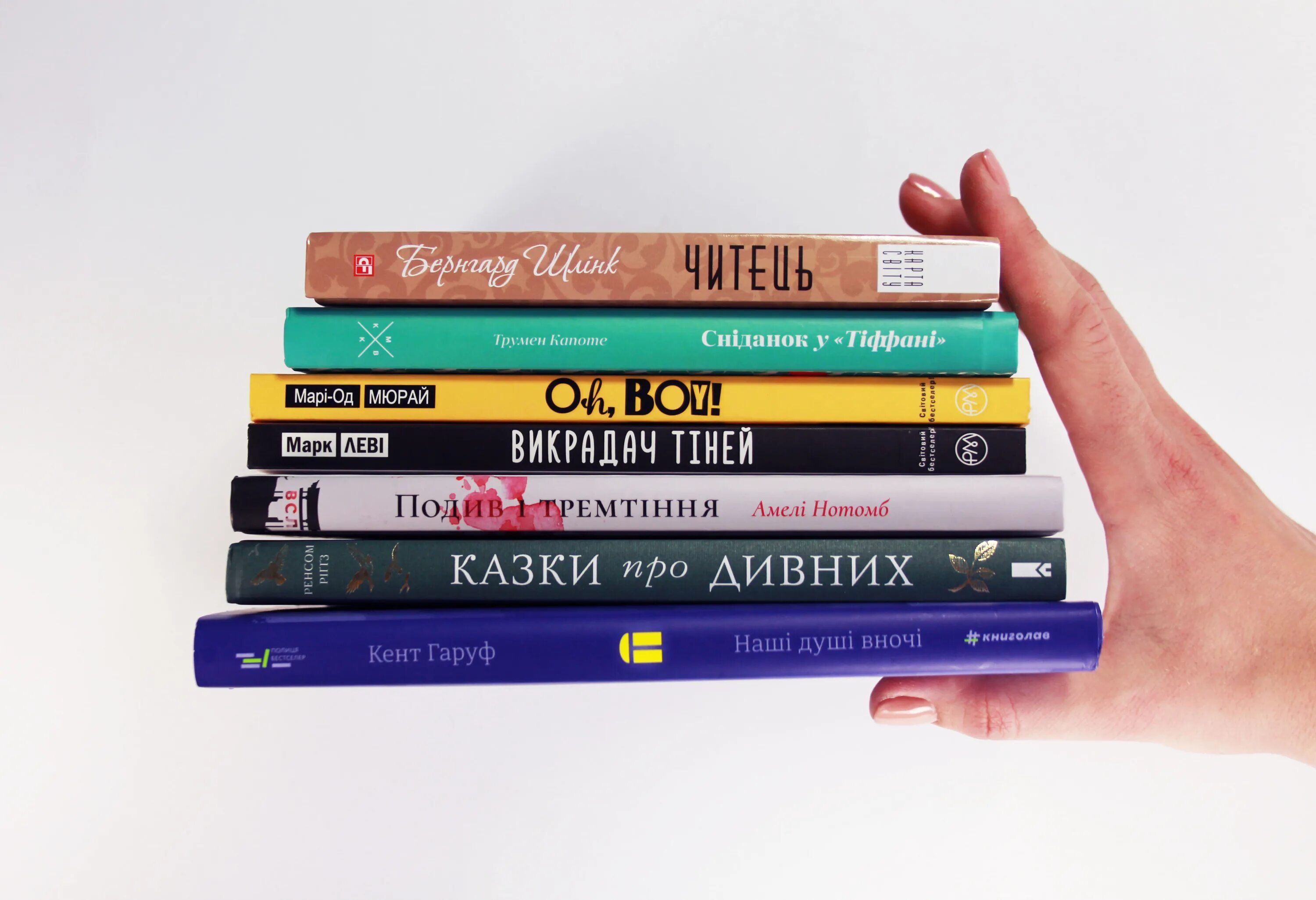 Как читать много книг в год. Несколько книг. книга в нескольких руках. книга с несколькими концовками. книги которые читали многие.