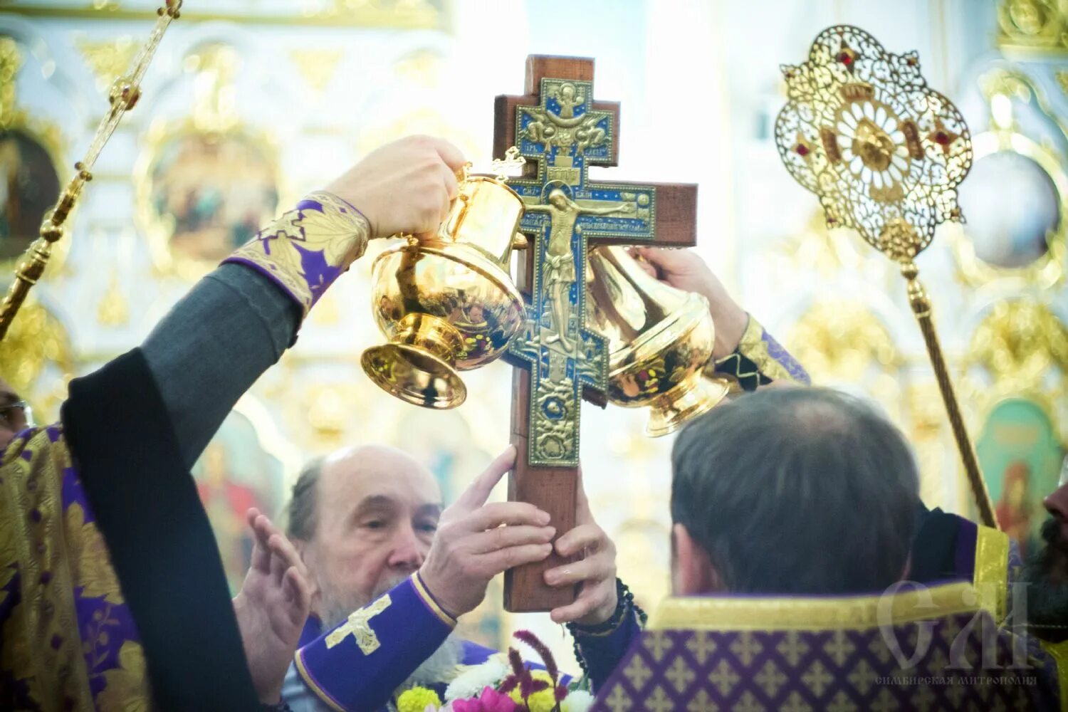 Облачение на воздвижение креста. Крест воздвижение креста господня. воздвижение креста господня служба. крестовоздвижение облачение.