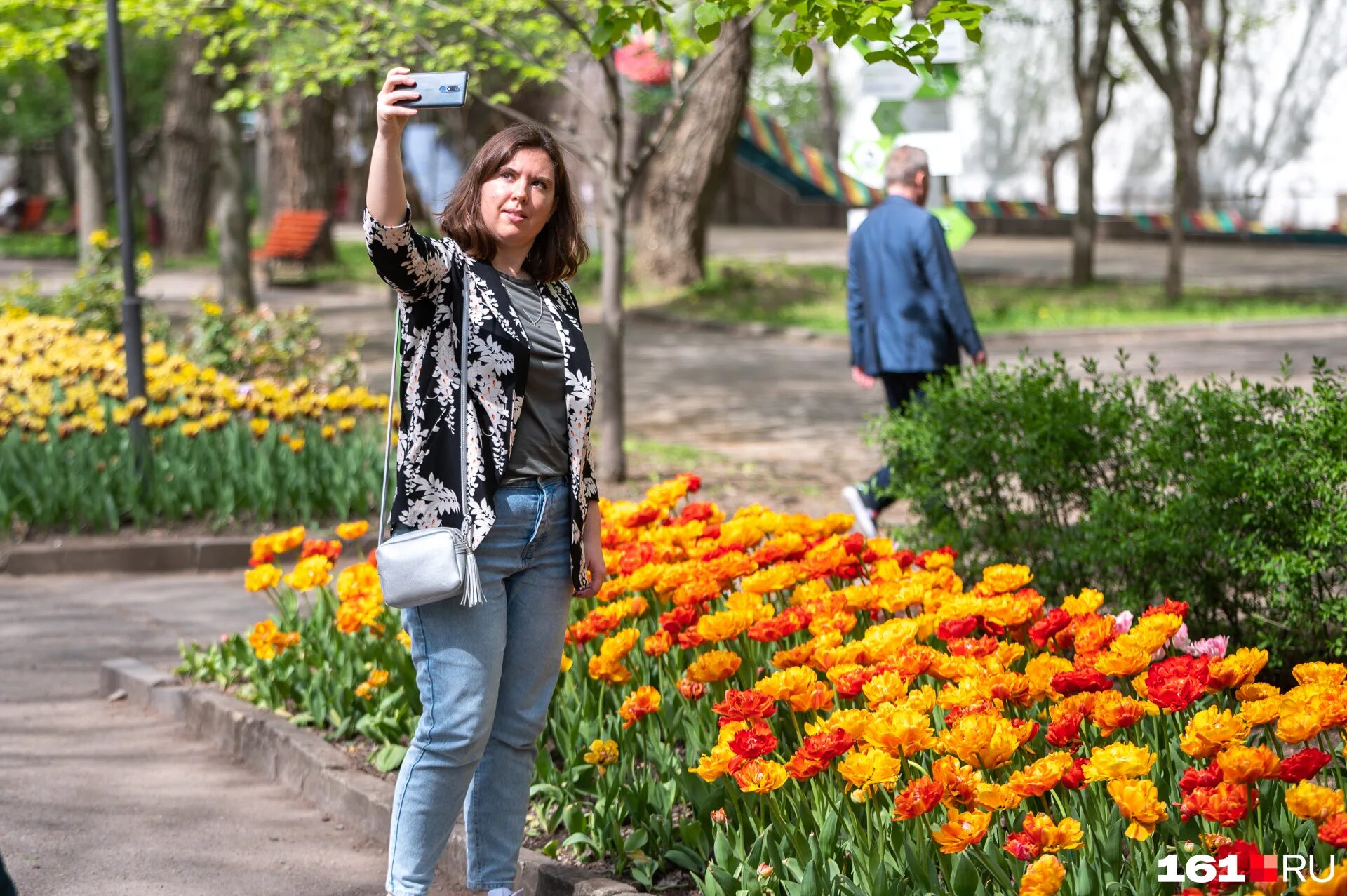 Фотосессия с тюльпанами на улице. Фотосессия с тюльпанами на улице весной. Фотосессия с желтыми тюльпанами на улице. Фотосессия с т.льпанами на улице. Фото с тюльпанами на улице