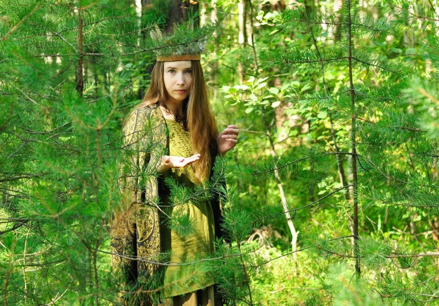 одежда для похода в лес. защитная одежда в лесу. хайкинг в лесу. камуфляж для леса. грибник потерялся.