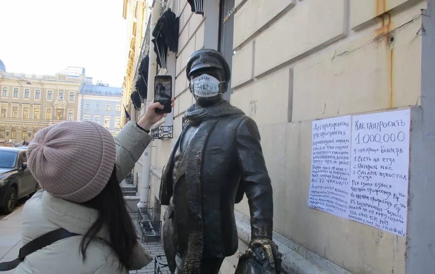 Памятник Остапу Бендеру в Санкт Петербурге. Маски Петербург. Петербург люди в масках. Люди в масках на улице. Петербургская маска