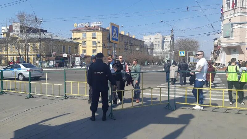 Также как и вчера на площади. Милиция и полиция. полицейские скрутили на площади ленина в рязани. полиция 1 мая. полицейский.