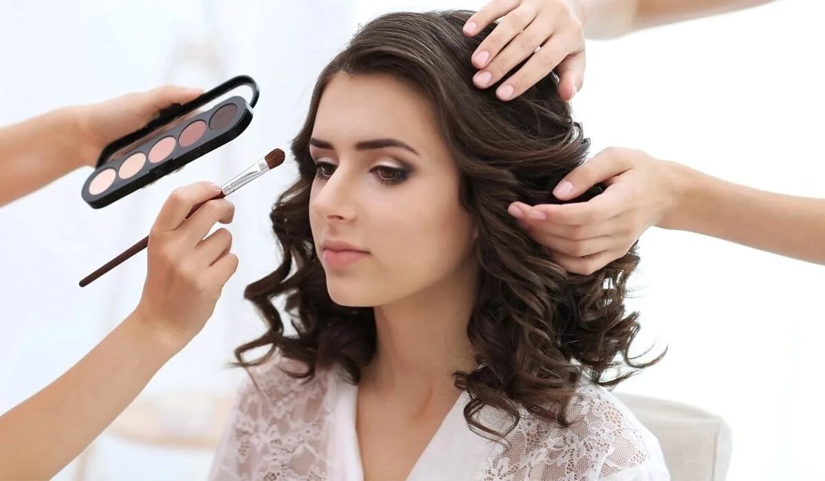 Свадебный макияж и прическа. Парикмахер визажист. Визажист и стилист по прическам. Свадебный макияж. Прическа макияж красота салоне.