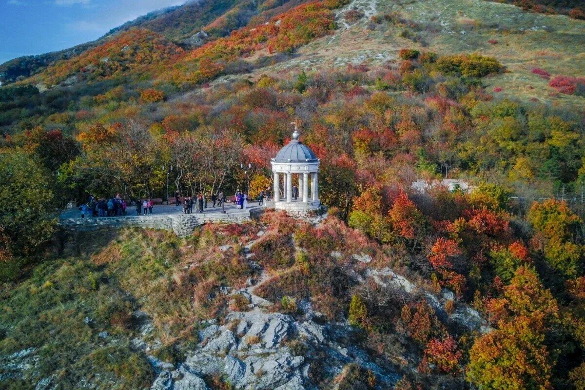 Машук пятигорск ставропольский край. Эолова арфа Пятигорск. Эолова арфа Пятигорск осень. Эолова арфа Пятигорск осенью. Гора Машук Эолова арфа.