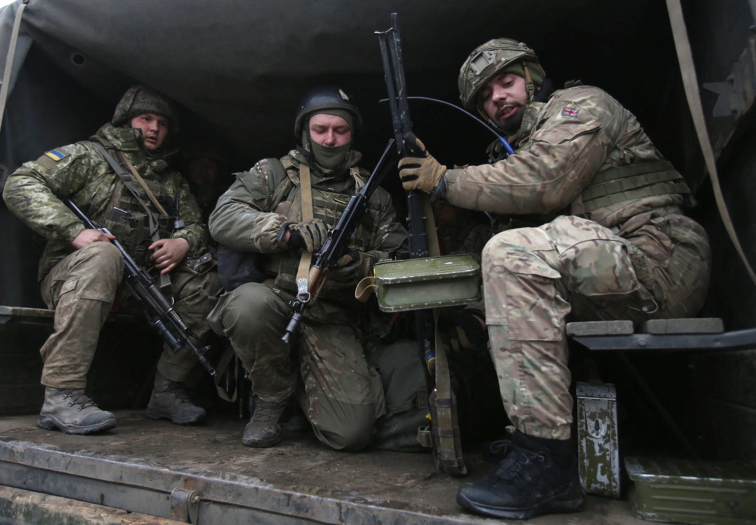 Военные россии против военных украины. Украинские военные. Российские вооруженные силы на Украине. Армия ВСУ. Украинская армия на Донбассе.