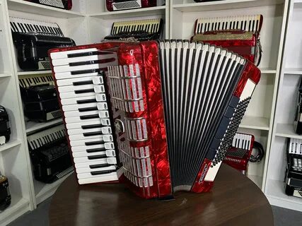 Красных баянов