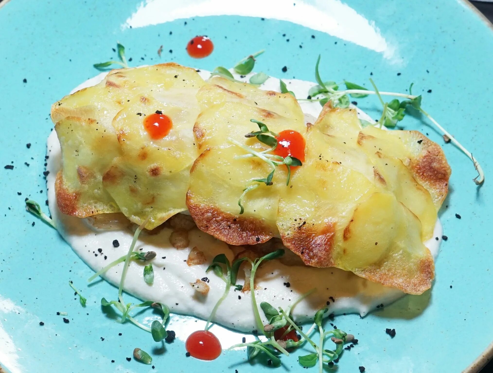 треска с картошечкой. треска с картошкой в духовке. рецепт трески запеченной с картофелем. филе трески с картофельным пюре. рецепт трески запеченной с картофелем.