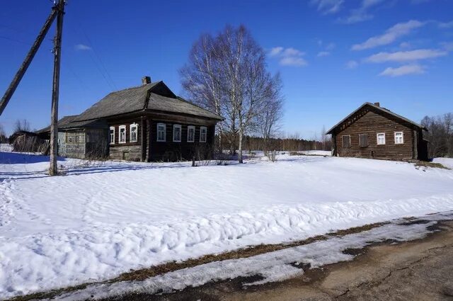 Бревенчатый дом в тихой деревне, рядом с речкой в Ярославле