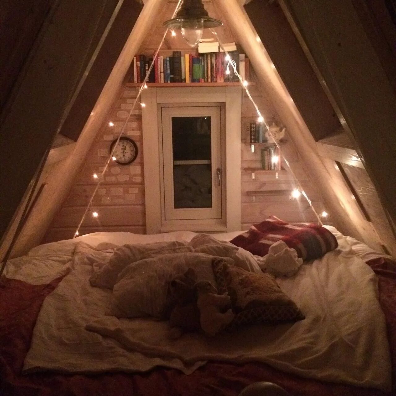 Комната для пижамной вечеринки. Домик для ночевки. Пижамная вечеринка украшение комнаты. Атмосферная комната. Спальни комната простой ночью.