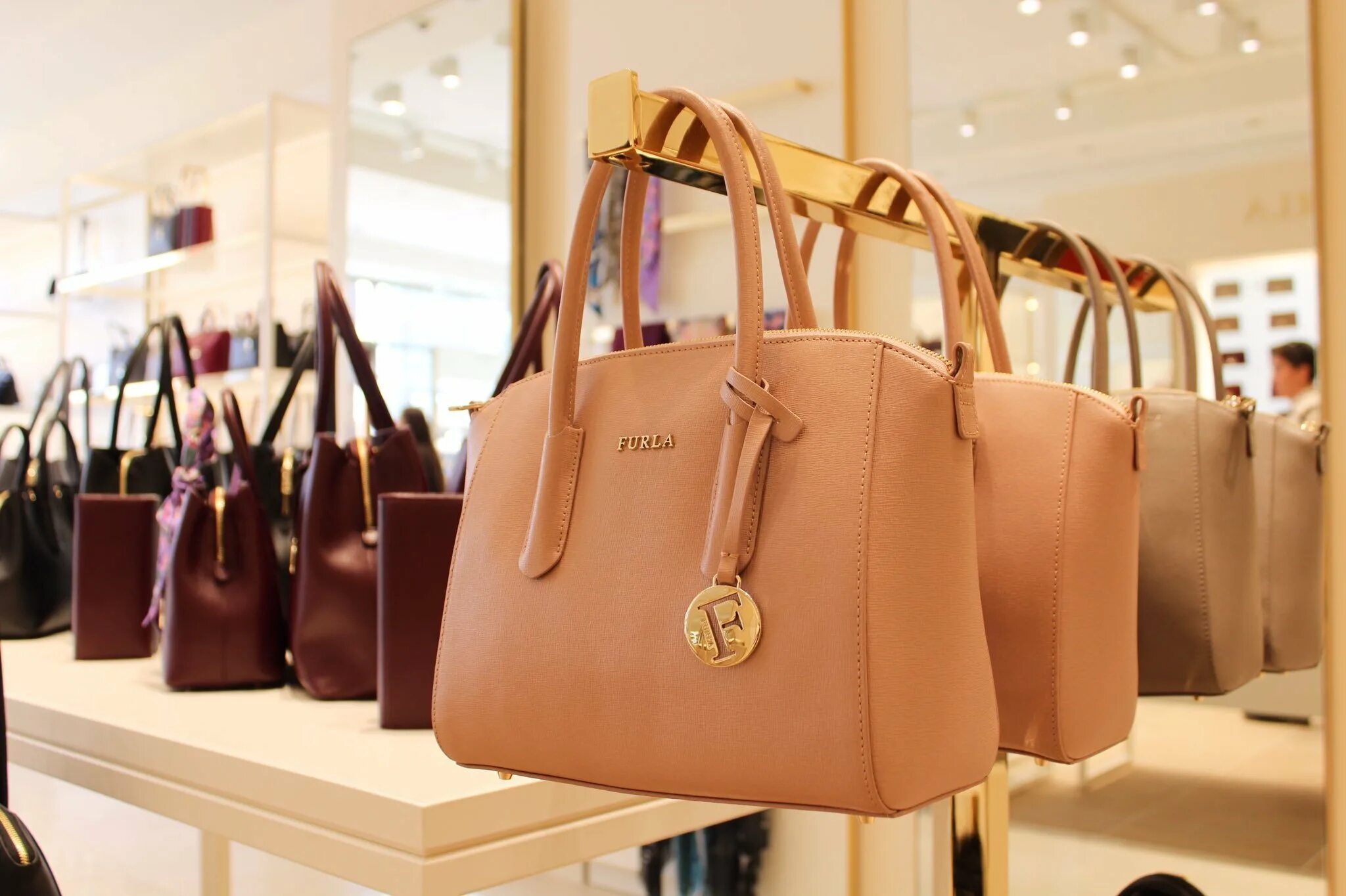 Furla сумки аутлет белая дача. ЦУМ Furla. Сумка фурла аутлет Внуково. Furla сумки аутлет Пулково. Как отличить оригинал фурла