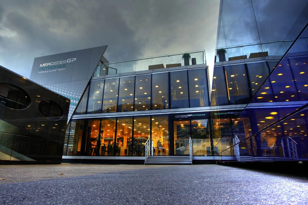 Здание класса ф 1. Mercedes f1 petronas motorhome. база мерседес формула 1. mercedes amg formula 1 здание. brackley mercedes.
